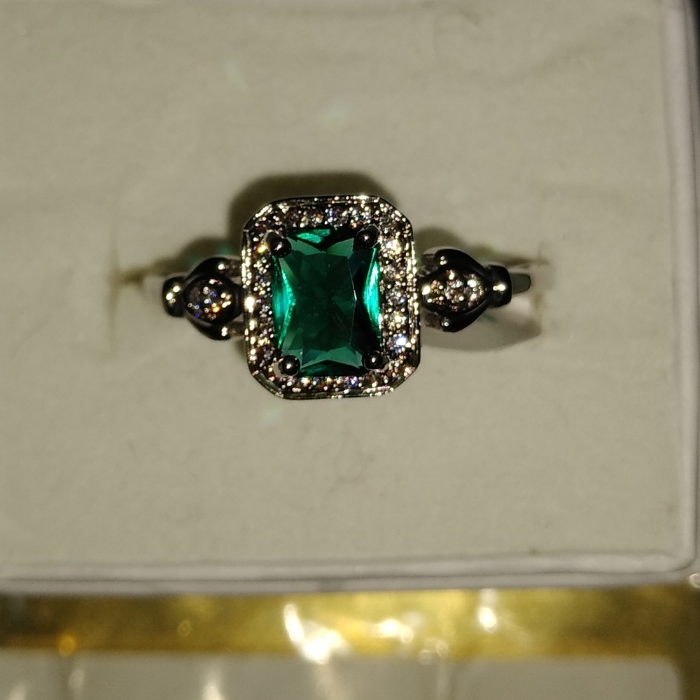 Ring bomb original Emerald white topaz sz8